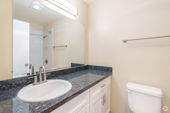 1 habitación, 1 baño - 487 pies cuadrados - Beachgrove - Baño