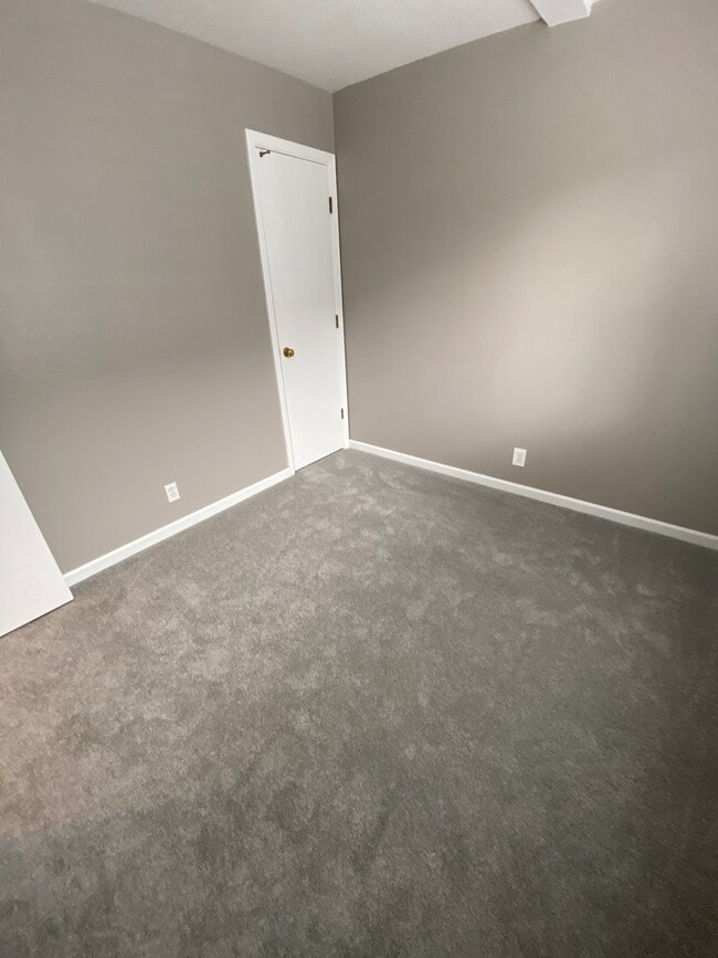 First floor bedroom or home office with new paint and carpet - 443 Willow Ave Unidad 443