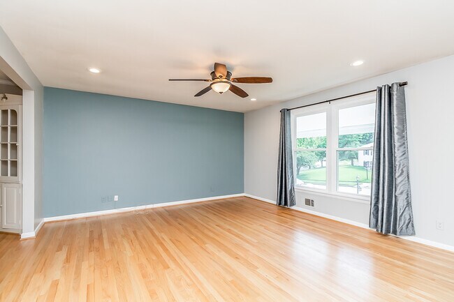 Photo - 8727 Valleyfield Rd