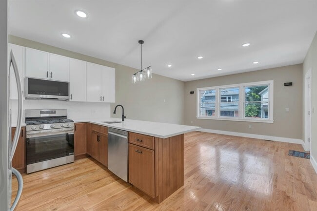 Building Photo - 275 Pearsall Ave Unit 2 Rental
