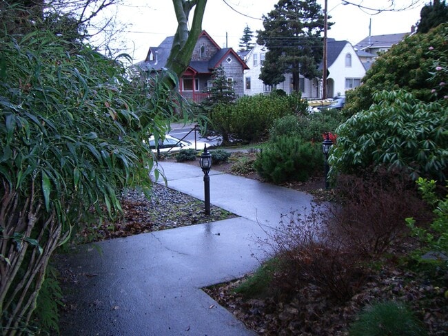 Building Photo - 1408 10th Ave W Unit #4