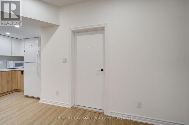 Photo - 35 Red Giant St