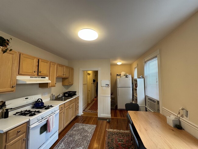 Building Photo - 33 Belmont St Unit 3