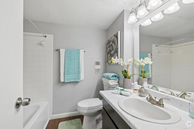 1BR, 1BA - 668SF - Bathroom