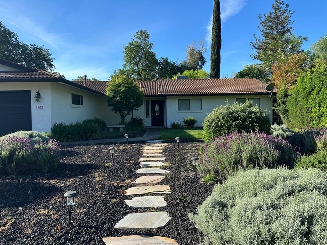 Building Photo - Beautifully maintained home in a peaceful setting