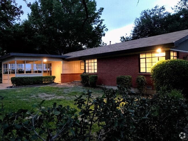 Building Photo - 3108 Medina Ave Rental
