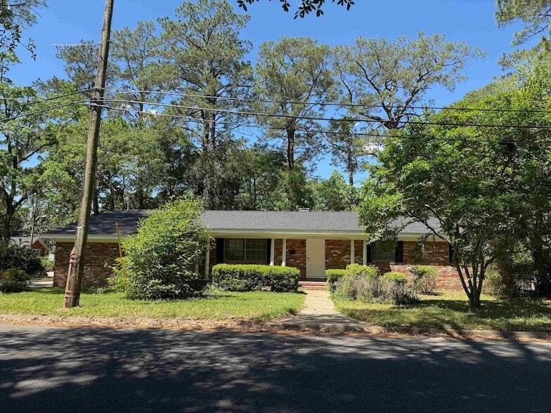 Photo - 704 Hillcrest St