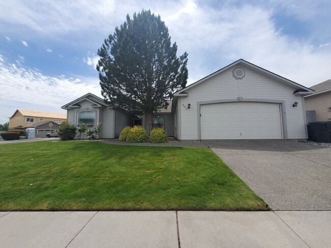 Building Photo - Beautiful South Richland 3-Bedroom Rambler with Open Floor Plan & Spacious Primary Suite!