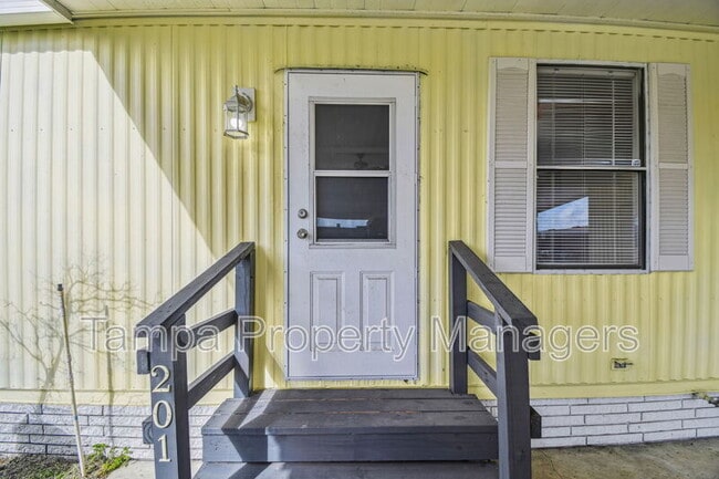 Photo - 201 Country Ln