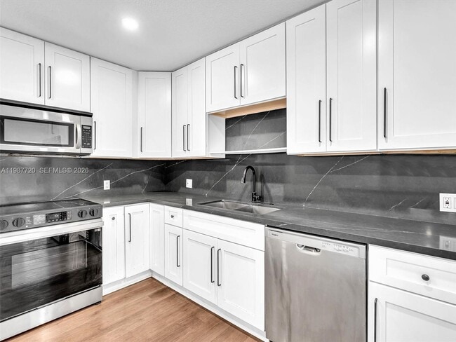 Photo - 3193 Taft St