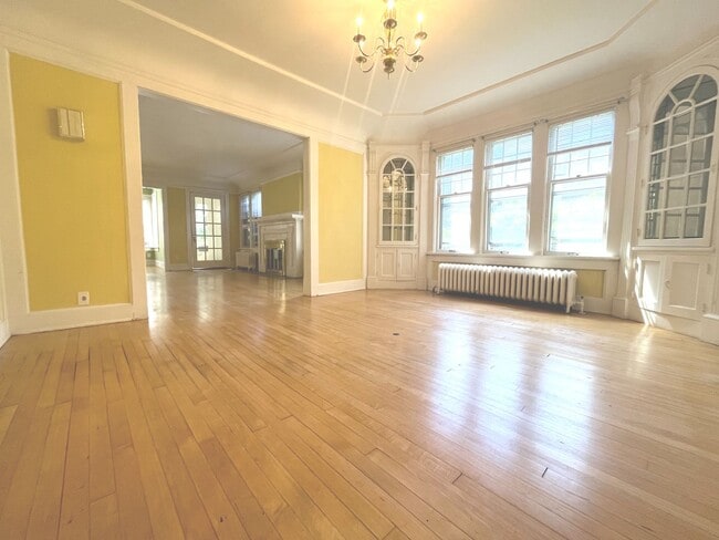 Building Photo - 2533 N Lake Dr Unit 2533