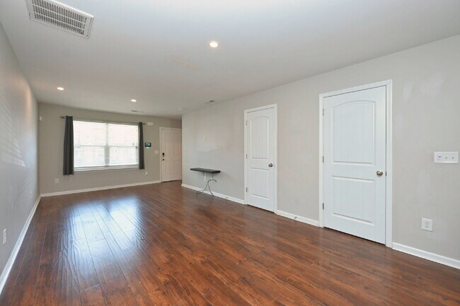 Minutes to Nashville! Stylish 2BR/2.5BA Goodlettsville Townhome