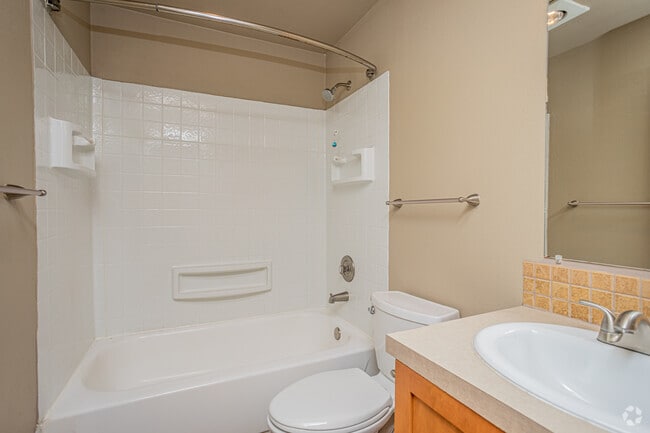 2BR, 2BA - 769SF