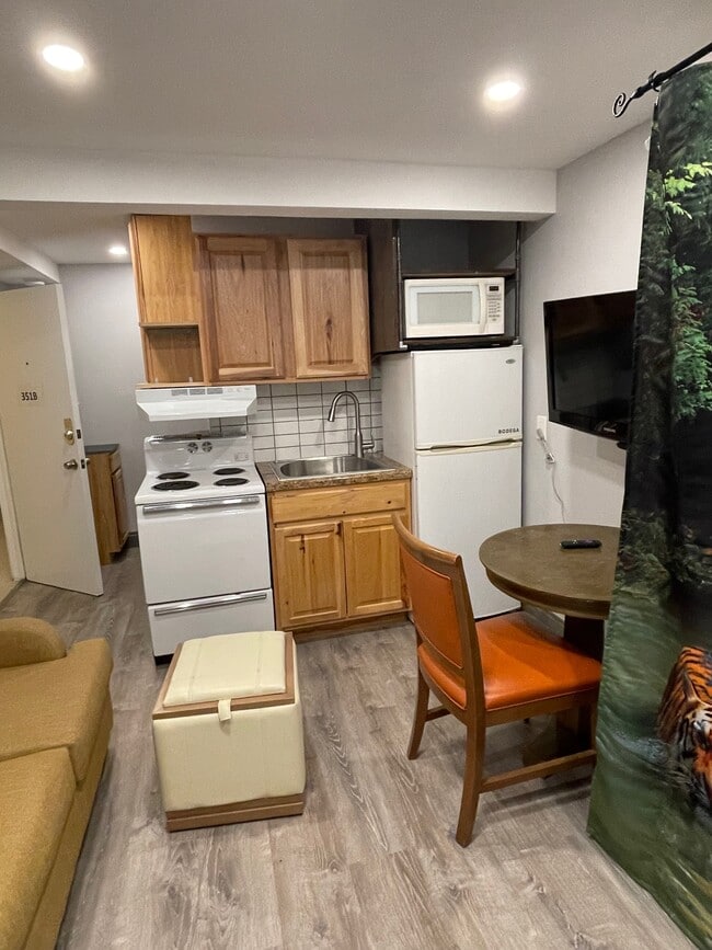 Building Photo - 351 S Elizabeth St Unit B