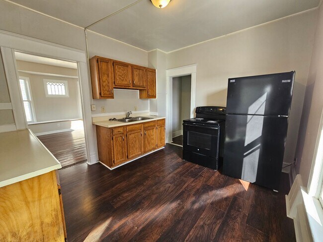 NE 2 bedroom house, Fenced Yard, 1 Stall G... - NE 2 bedroom house, Fenced Yard, 1 Stall G...