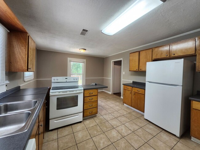 Photo - 3 bedroom 2 bath home with Den in Convenient Location