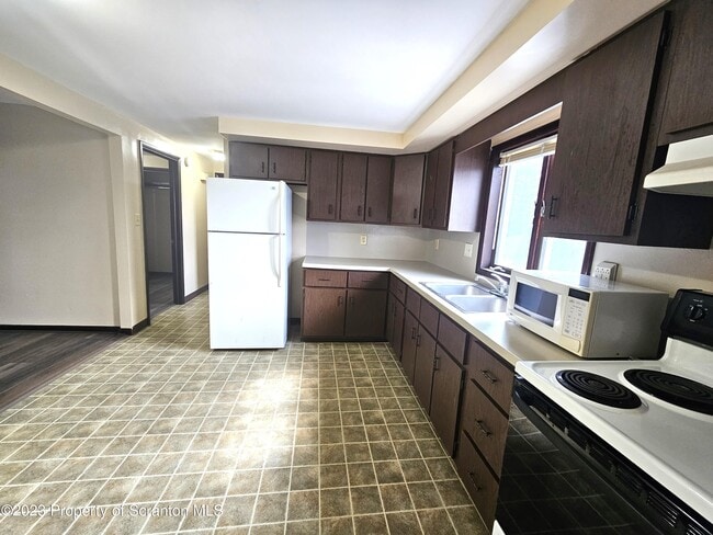 Photo - 526 Hughes Ct