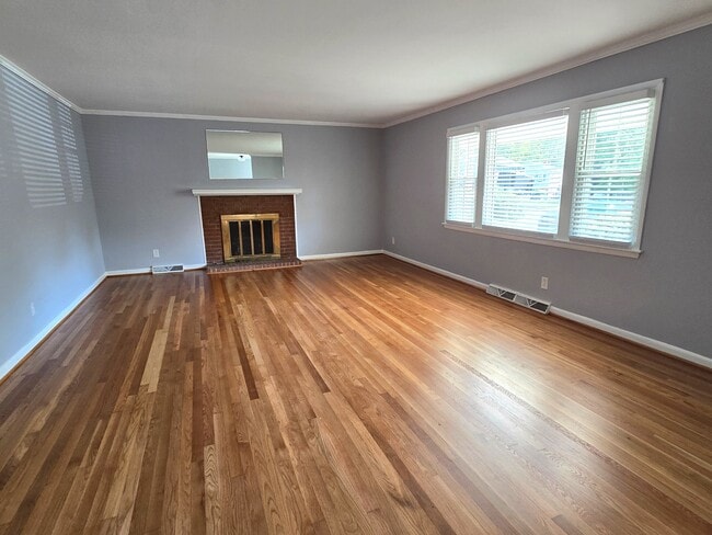 2402 Chatham Dr