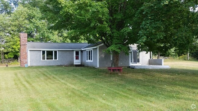 Building Photo - 2 Bed, 1 Bath Ranch on Beautiful Property Rental