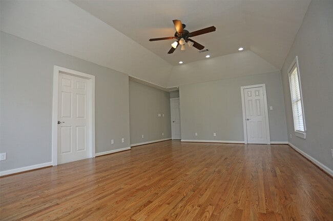 Building Photo - 1721 Woodcrest Dr