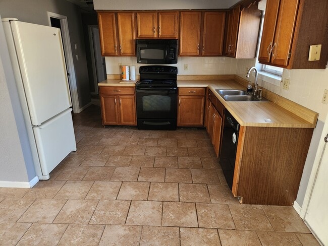 Cocina - 1825 W Boris Dr