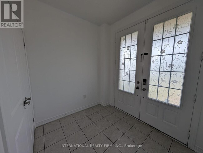 Photo - 734 Yarfield Cres