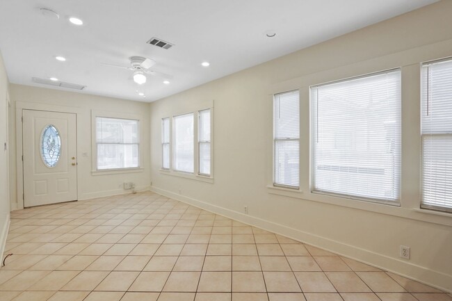 Photo - 2723 E 8th St Unidad 8th St Main