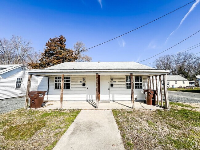 Building Photo - 713 Robbins St Rental