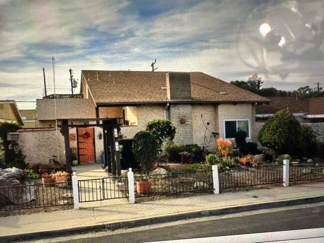 Photo - 719 N M St Unit #2