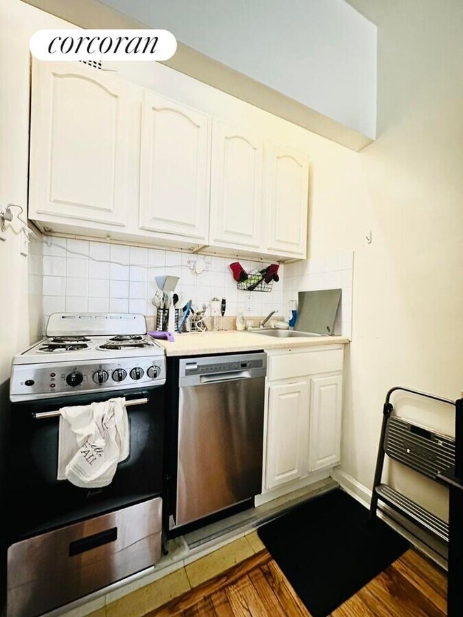 Photo - 444 W 49th St