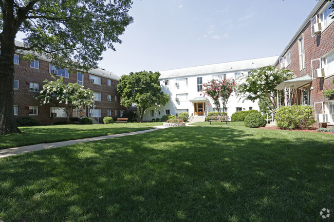 Patio - Oakland Apartments