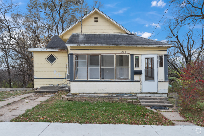 Building Photo - 1806 E Main St Rental