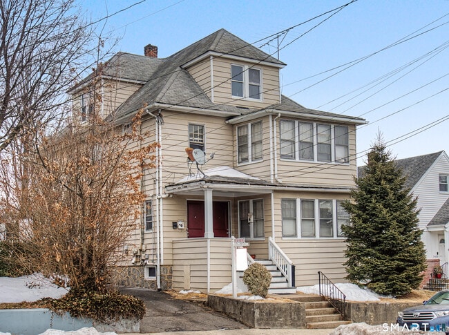 Building Photo - 1440 Wood Ave Unit 3rd Floor