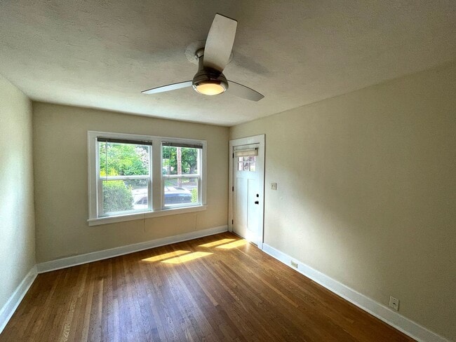 Photo - Vintage 1 Bedroom with Hardwood Floors, Close-In Location Unidad 1344