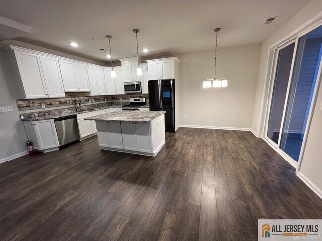 Photo - 706 Greenland Square