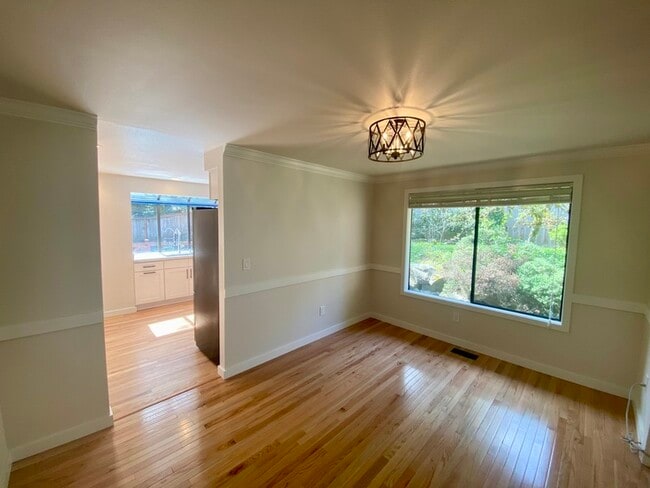 Photo - 650 Jasmine Pl NW