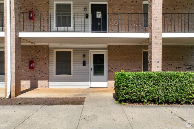 Entrada - Delmonte Court Apartments