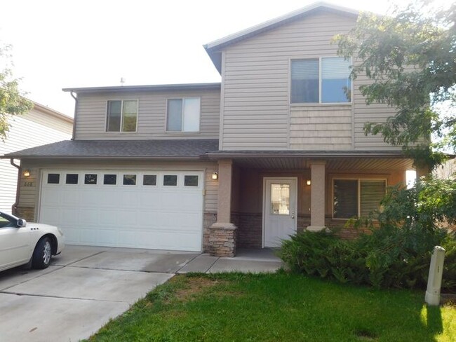 Comfortable 4-Bedroom Home with Great Outd... - Comfortable 4-Bedroom Home with Great Outd...