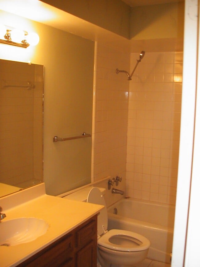 Photo - 10806 Lynbrook Dr Unidad b
