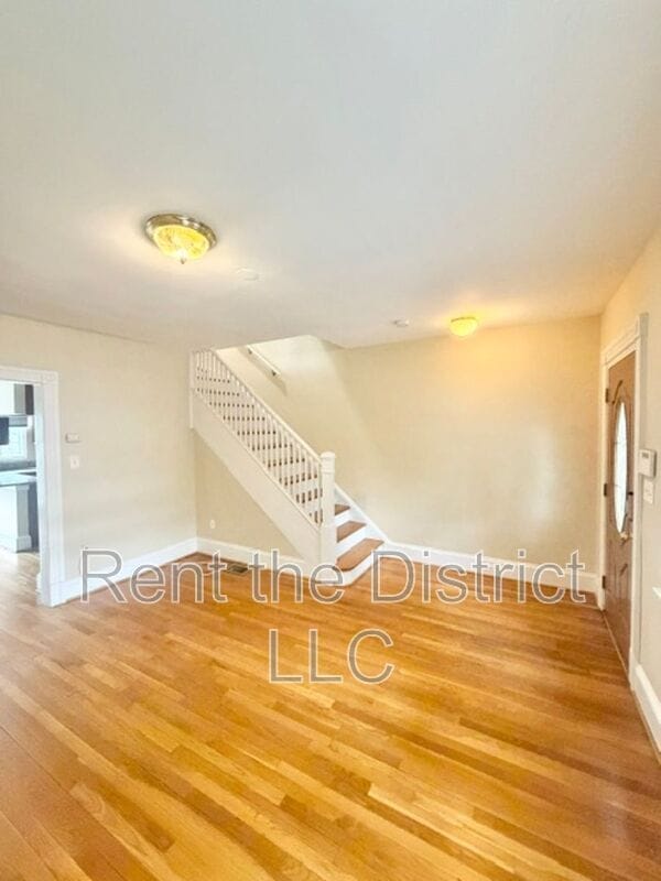 Photo - 1114 Abbey Pl NE