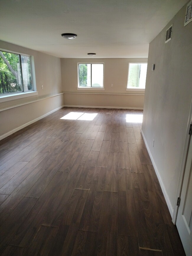 Photo - 554 Launcelot Rd