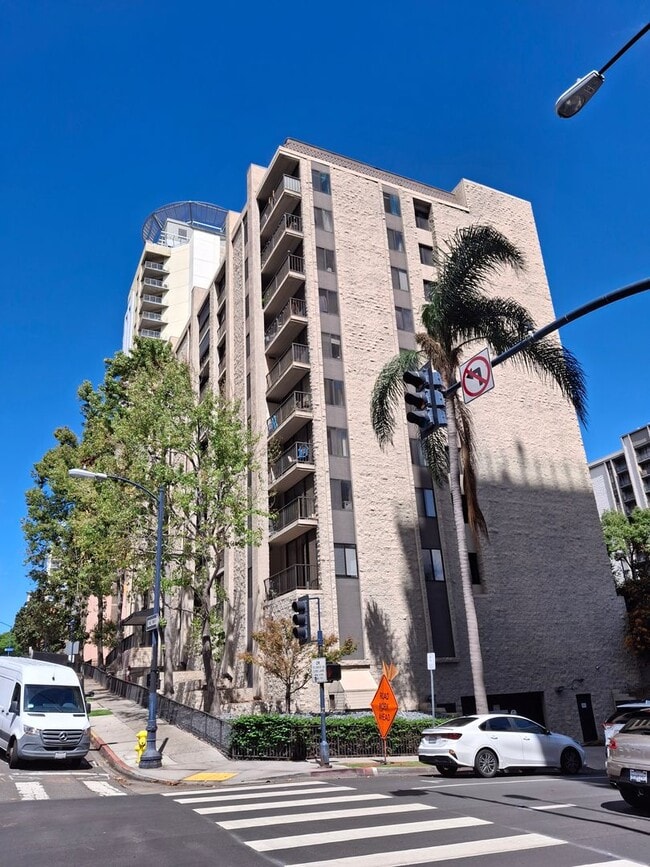 Building Photo - Downtown 1-Bedroom Condo w/ Central AC and...