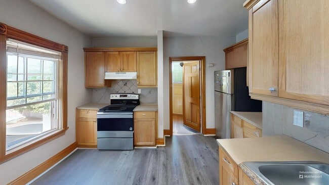 Building Photo - Sunny 4 Bed in Roxbury .5mi from the Orange Line