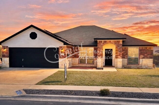 Building Photo - AVAILABLE NOW!!