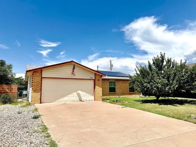 Building Photo - Welcome to this 3 BD, 2 Bth home situated on a corner lot!!
