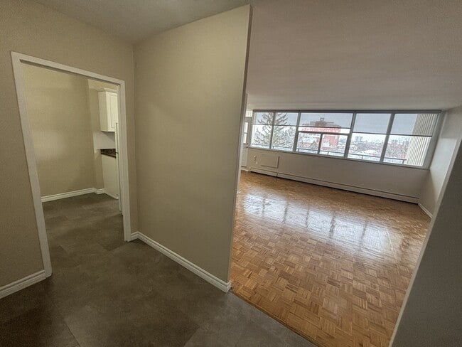 Photo - 1061 Queen's Blvd Unité 702