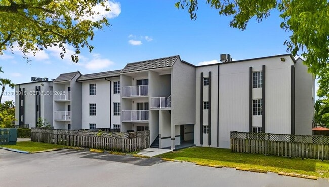 Building Photo - 5020 NW 79th Ave Unit 303