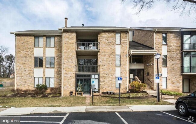 Building Photo - 5476 Cedar Ln Unit B-1 Rental