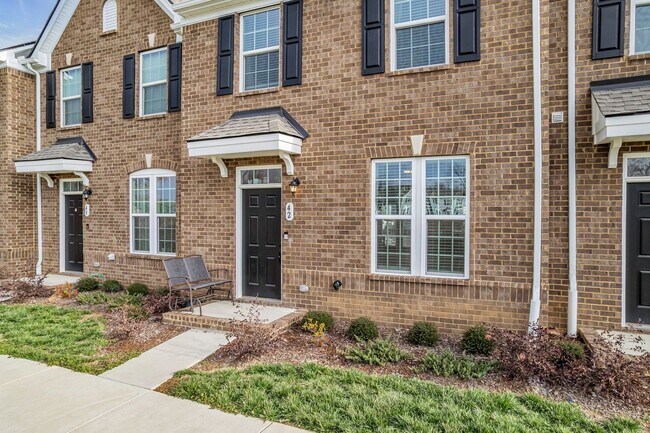Photo - 3 BED 2.5 BATH TOWNHOME WALKING DISTANCE TO LEBANON SQUARE!