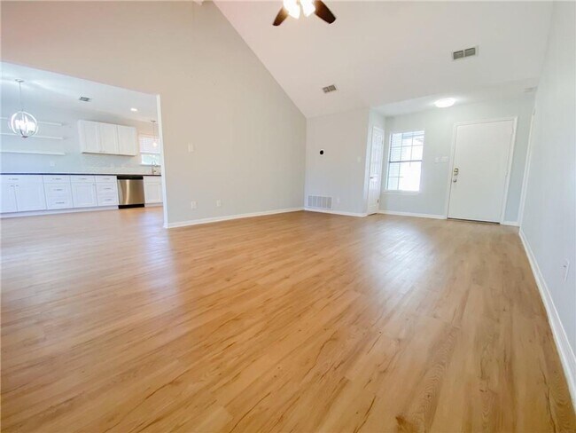 Photo - Bright & Welcoming 3 Bedroom, 2 Bath Home ...